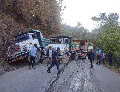 चारवटा टिपर एकैपटक दुर्घटना